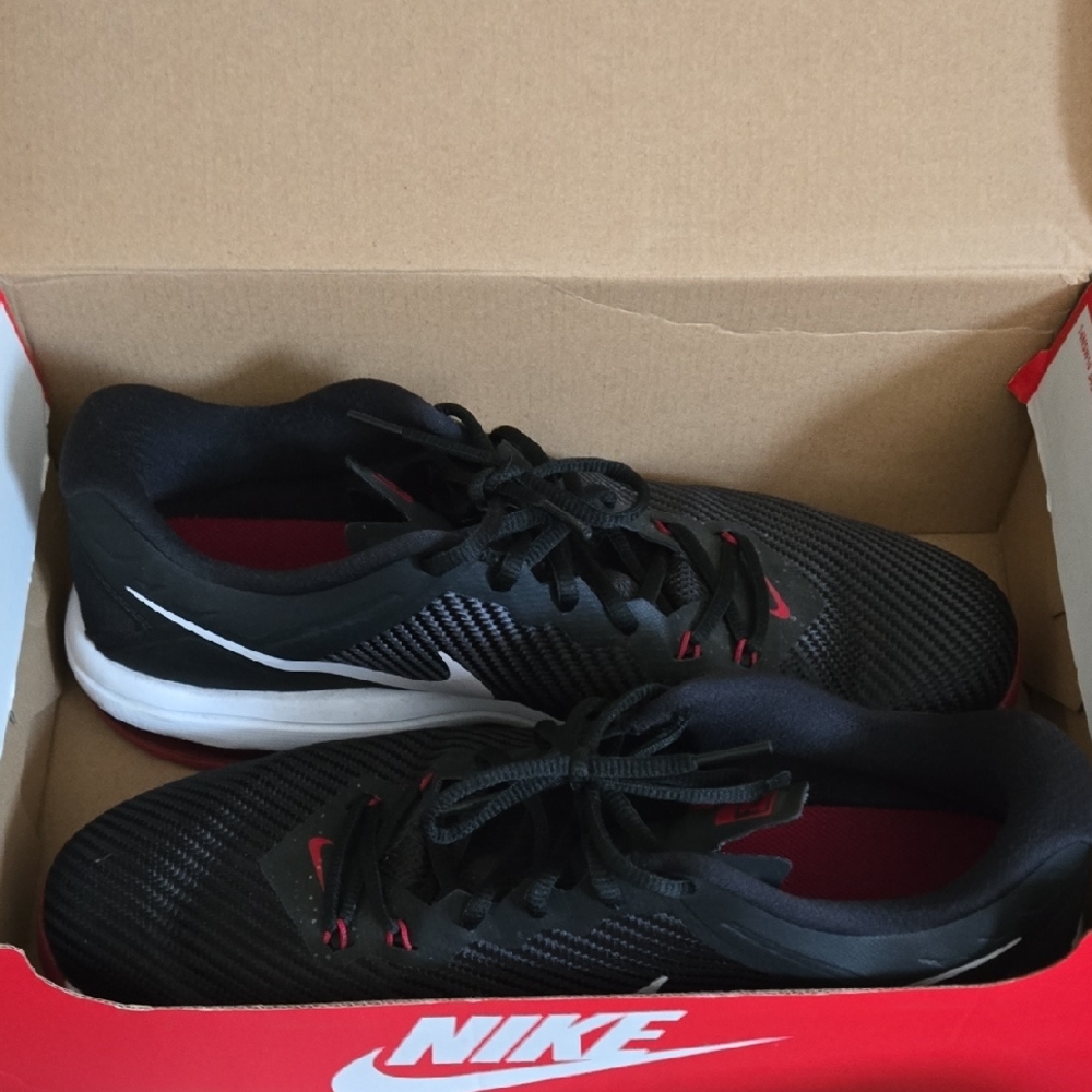 Nike Men's Black and White Athletic Shoes